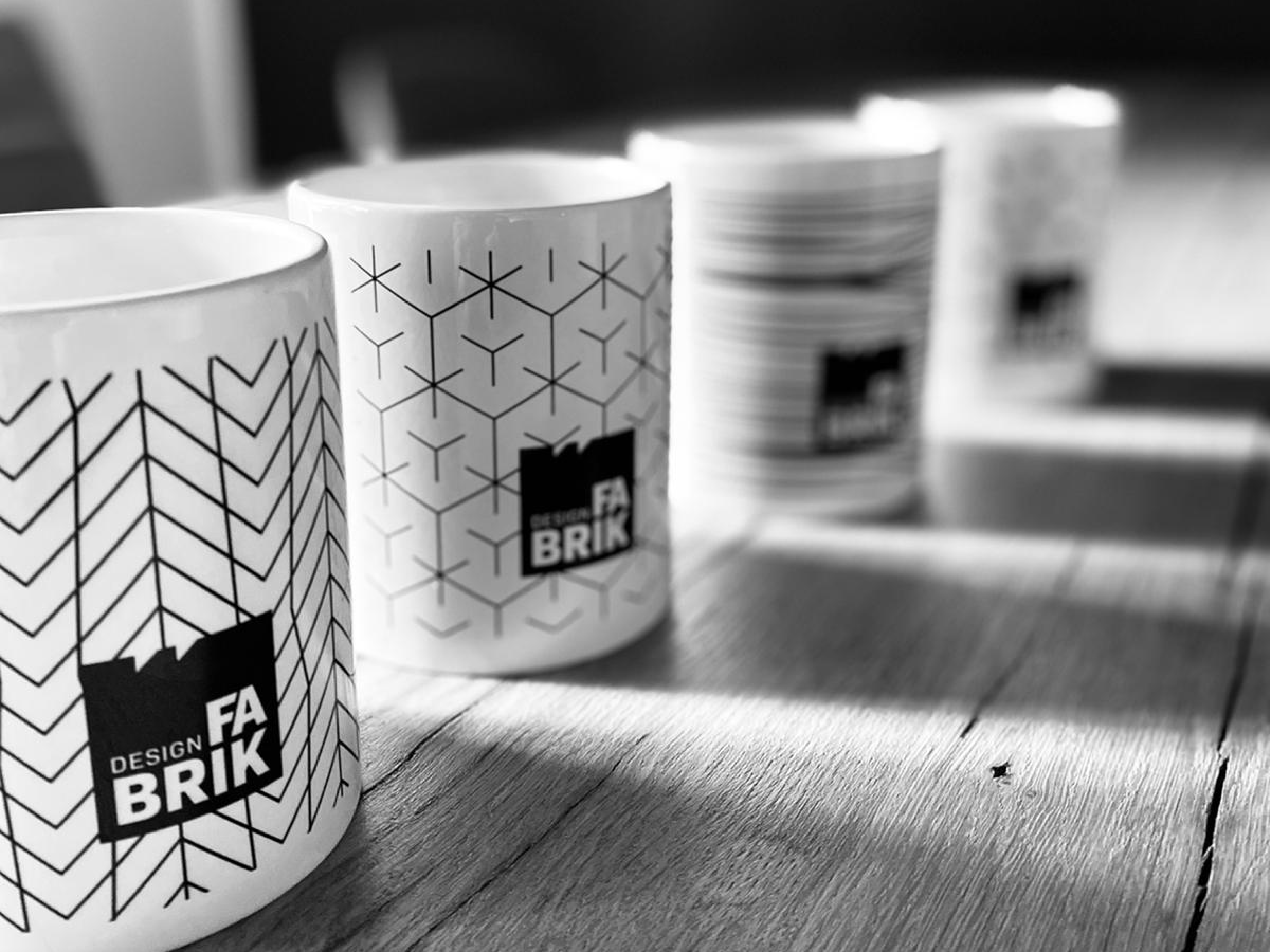 Gebrandete Tassen mit grafischem Muster von Designfabrik