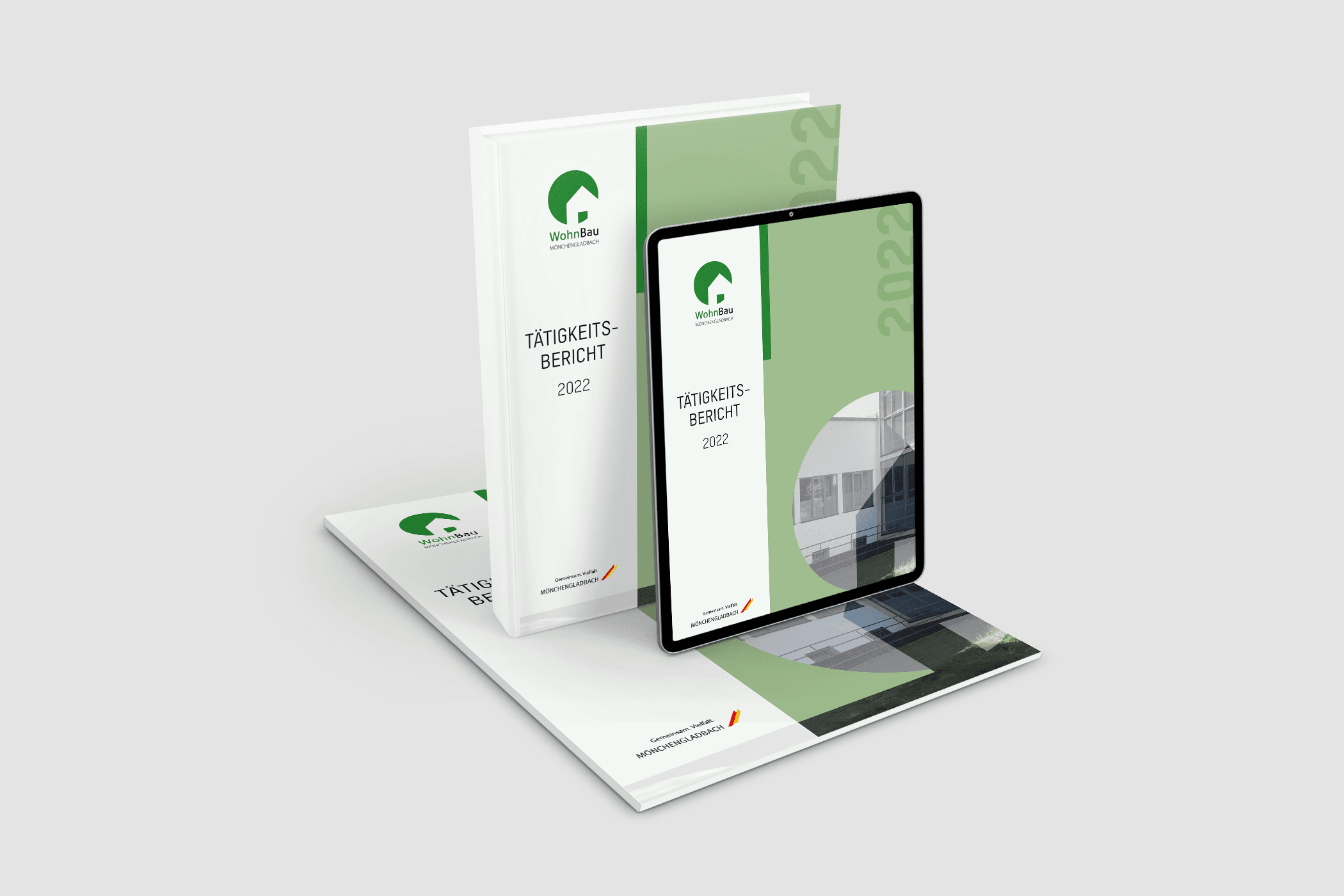 Tätigkeitsbericht 2022 von WohnBau Mönchengladbach als Titelmotiv mit Print- und Tablet-Anwendung